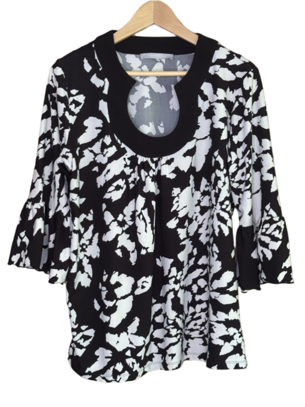 Violet & Claire abstract print bell sleeve top size large